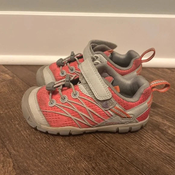 Keen Hiking Sneaker Water Shoe, Kids size 10 - Picture 3 of 5